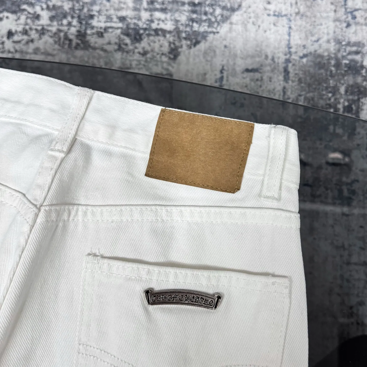 P280 Chrome Hearts/Chrome Hearts 25FW CH top denim large cross leather jeans (white) Chrome Hearts white cow king jeans Chrome Hearts' most popular color pants are made of beaded canvas fabric. Heavy washing makes the upper body of the fabric more textured and the pants are tall and straight! The three-dimensional cutting of the whole trousers is a masterpiece! The hardware is customized by zp. The beaded canvas fabric is thick and soft after being washed. It has good breathability. Customized small leather label. Unique design. The details are in place, simple and elegant, and the workmanship is exquisite. The whole trousers are neatly routed and the details are in place. Look for the correct version. Size: 28 30 32 34 (corresponding to s-xl) Detailed size can be found in Figure 9